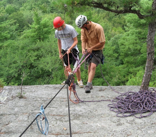 Empezando la bajada con rappel